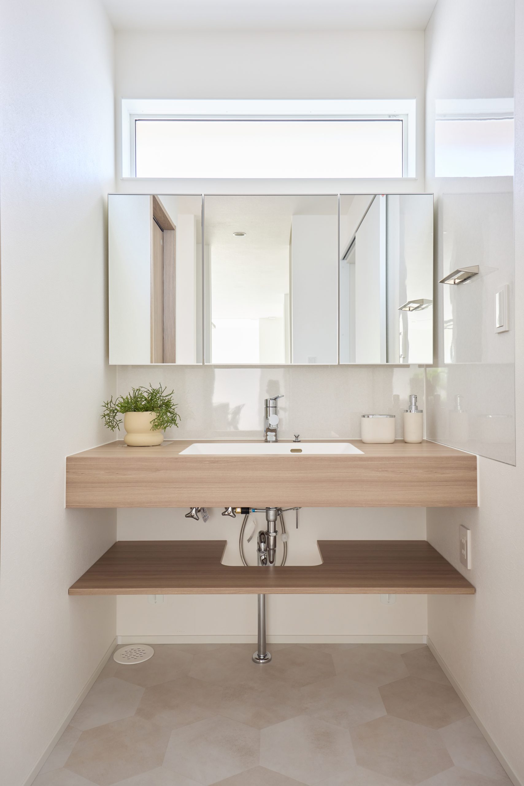 自然光が差し込むナチュラルモダンな洗面